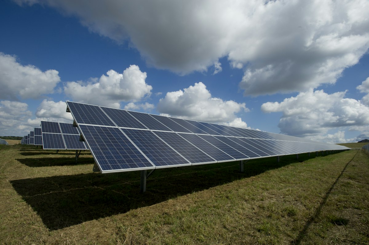 Paneles solares como parte de medidas de eficiencia energética empresarial