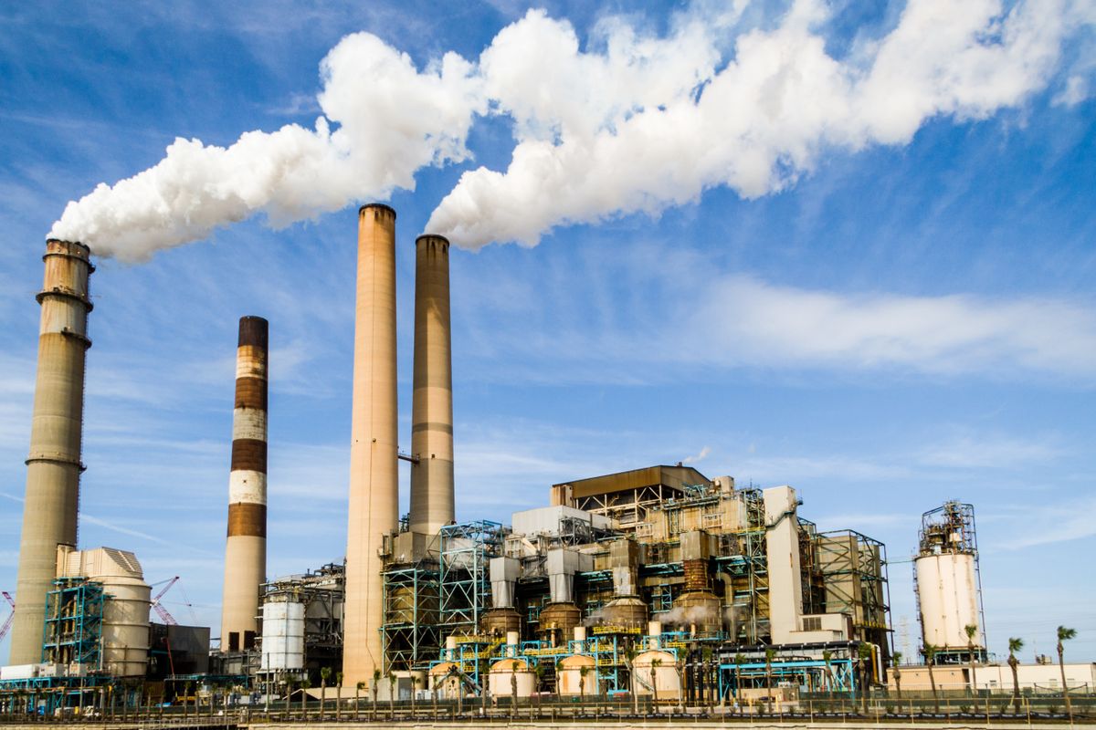 Instalación industrial con chimeneas que emiten humo, asociada al reporte de emisiones de la COA