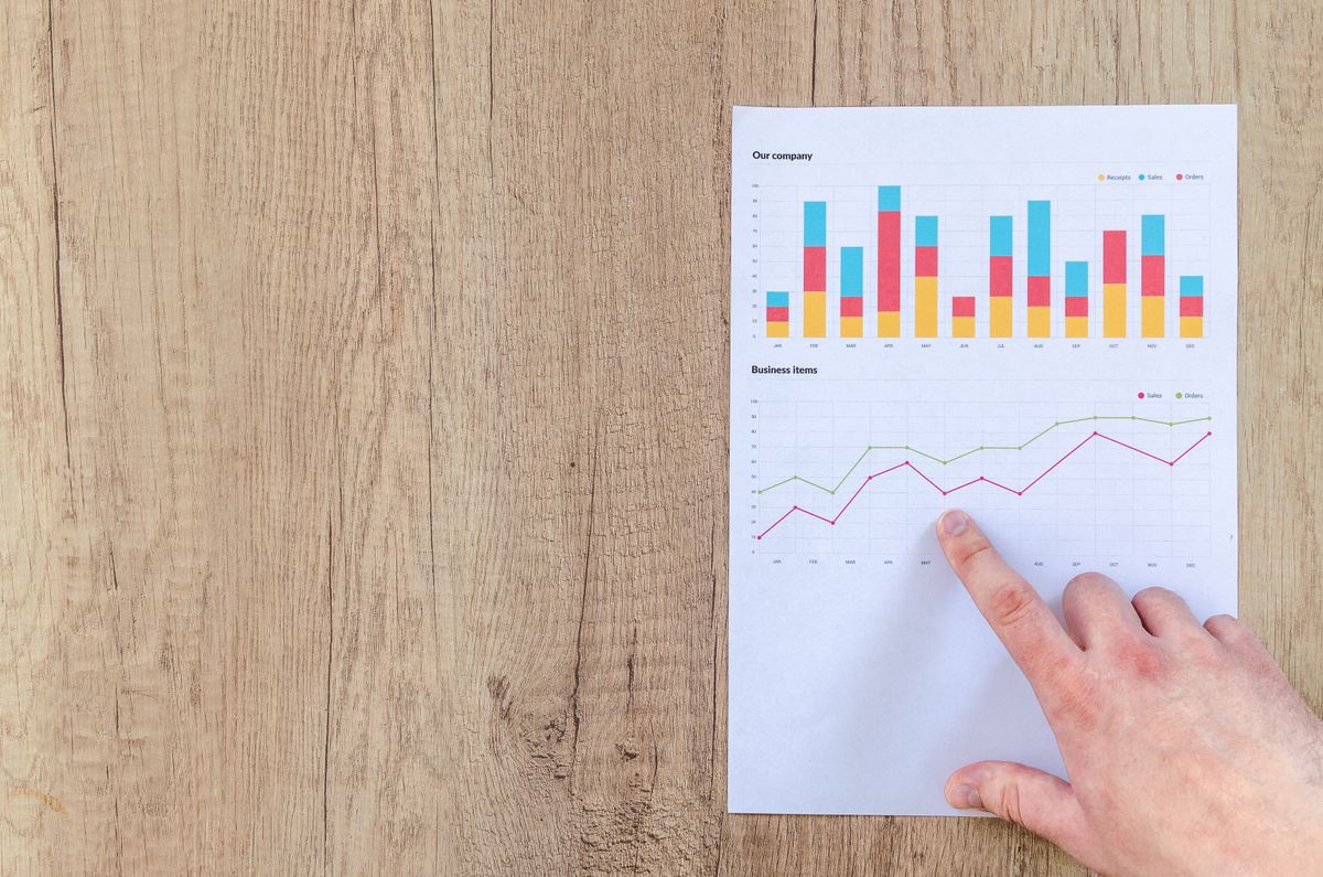 Persona revisando documentos y datos técnicos para integrar un reporte ambiental